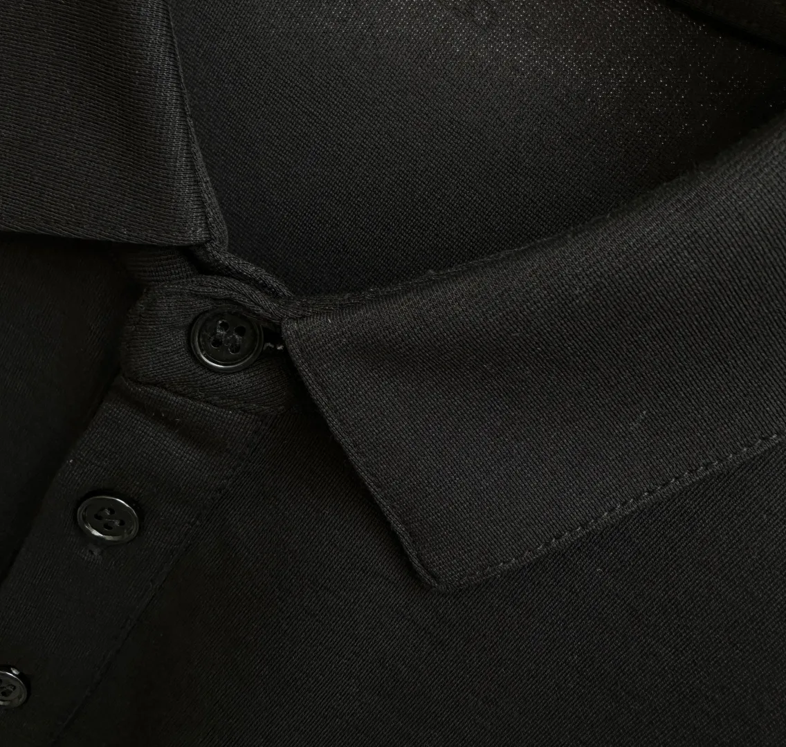 The 2026 spring and summer New Arrival debuts at the counter and is the latest New Arrival lapel short-sleeve, refreshing and breathable. Premium customized design, avant-garde and fashionable! The brand logo is designed with heavy craftsmanship. It feels soft. It is comfortable to wear. It has exquisite counter-level stitching. It has fine workmanship. The upper body effect is incomparably handsome! A must-have item for a stylish man! Sizes:M-3XL